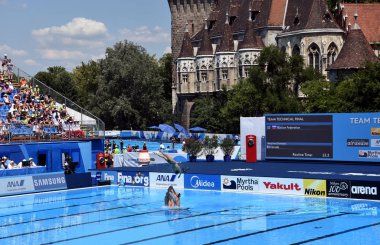Budapeşte, Macaristan - 18 Temmuz 2017. Senkronize yüzme takımı Rusya ayrıntılı bir eşitlenmiş rutin performans son olan takım teknik içinde taşır. Fina senkronize yüzme Dünya Şampiyonası.