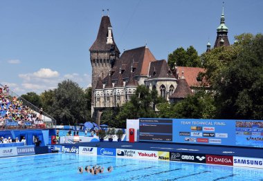 Budapeşte, Macaristan - 18 Temmuz 2017. Senkronize yüzme takımı Rusya ayrıntılı bir eşitlenmiş rutin performans son olan takım teknik içinde taşır. Fina senkronize yüzme Dünya Şampiyonası.