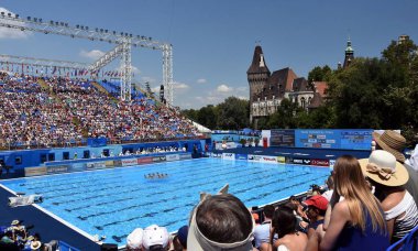 Budapeşte, Macaristan - 18 Temmuz 2017. Senkro takım performans Varosliget Fina senkronize yüzme Dünya Şampiyonası üzerinde seyreden.