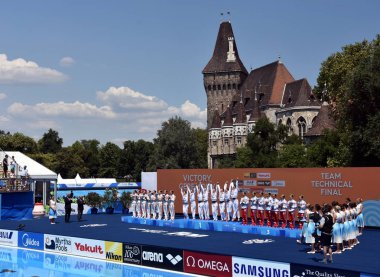 Budapeşte, Macaristan - 18 Temmuz 2017. Senkronize yüzme takımı (Japonya, Çin ve Rusya kazanan) zafer töreni, takım teknik. Fina senkronize yüzme Dünya Şampiyonası Varosliget içinde.