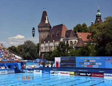Budapeşte, Macaristan - 18 Temmuz 2017. Senkronize yüzme takımı Rusya ayrıntılı bir eşitlenmiş rutin performans son olan takım teknik içinde taşır. Fina senkronize yüzme Dünya Şampiyonası.