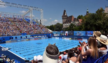 Budapeşte, Macaristan - 18 Temmuz 2017. Senkro takım performans Varosliget Fina senkronize yüzme Dünya Şampiyonası üzerinde seyreden.