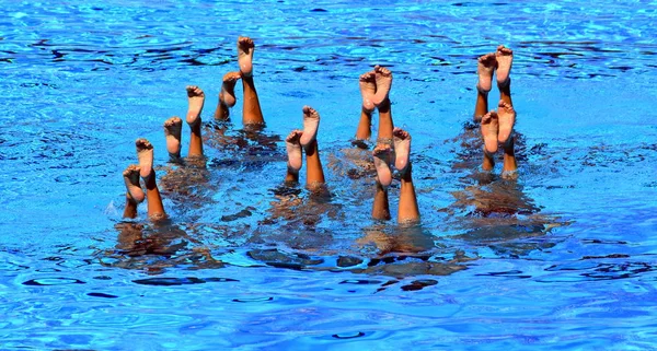 Nadadores Sincronizados Apuntan Fuera Del Agua Acción Movimiento Sincronizado Piernas — Foto de Stock