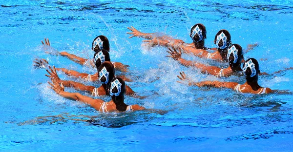 Pływanie Synchroniczne Zespół Wykonujący Rutynowe Zsynchronizowane Skomplikowane Ruchy Wodzie — Zdjęcie stockowe