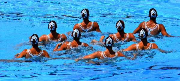 Senkronize Yüzme Takımının Ayrıntılı Bir Eşitlenmiş Rutin Performans Suda Hareket — Stok fotoğraf