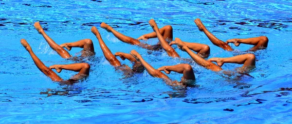 Nuotatori Sincronizzati Puntano Fuori Dall Acqua Azione Movimento Sincronizzato Delle — Foto Stock