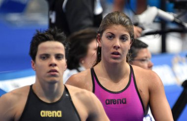 Budapeşte, Macaristan - 26 Temmuz 2017. Rekabetçi yüzücü Szilagyi Liliana (Hun) ve Hentke 200 m yüzme Franziska (Ger) kelebek. Fina yüzme Dünya Şampiyonası ön ısıtır Duna Arena.
