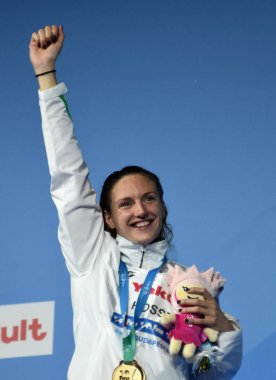 Budapeşte, Macaristan - 30 Temmuz 2017. Altın madalya Hosszu Katinka (Hun) 400m bireysel karışık kadınların zafer töreninde. Kısa Kulvar Yüzme Şampiyonası.