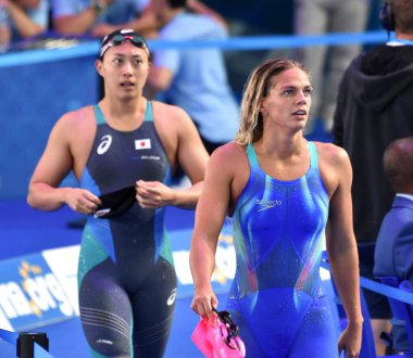 Budapeşte, Macaristan - 27 Temmuz 2017. Rekabetçi yüzücü Efimova Yuliya (Rus) ve Suzuki Satomi (Jpn) 200m kurbağalama yarı final sonra. Duna arenada Fina yüzme Dünya Şampiyonası düzenlendi.
