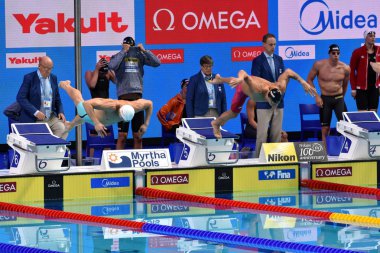 Budapeşte, Macaristan - 29 Temmuz 2017. Kozma Dominik (Hun) ve karışık 4x100m serbest finalde Dressel Caeleb Remel (ABD). Kısa Kulvar Yüzme Şampiyonası Duna arenada.