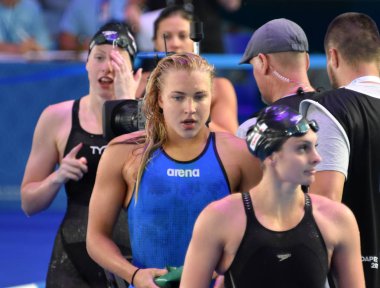 Budapeşte, Macaristan - 30 Temmuz 2017. Meili Katie (ABD), Meilutyte Ruta (Ltu) ve Kral Lilly (ABD) 50m kurbağalama Final sonra. Duna arenada Fina yüzme Dünya Şampiyonası düzenlendi.