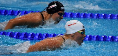 Budapeşte, Macaristan - 26 Temmuz 2017. Rekabetçi yüzücü Szilagyi Liliana (Hun) ve Pirozzi Stefania (Ita) 200 m kelebek yarı final. Duna arenada Fina yüzme Dünya Şampiyonası düzenlendi.