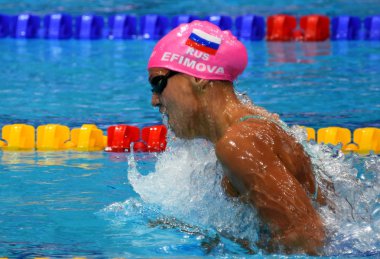 Budapeşte, Macaristan - 28 Temmuz 2017. 200 m kurbağalama Final rekabetçi yüzücü Efimova Yuliya (Rus). Duna arenada Fina yüzme Dünya Şampiyonası düzenlendi.