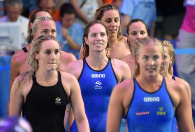 Budapeşte, Macaristan - 30 Temmuz 2017. Sonra kadın 4x100m Medley geçiş son takım Avustralya (odak Seebohm Emily, Mckeown Taylor, Mckeon Emma, Campbell Bronte). Kısa Kulvar Yüzme Şampiyonası.