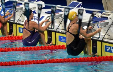 Budapeşte, Macaristan - 26 Temmuz 2017. Rekabetçi yüzücü Baker Kathleen (ABD) ve Barratt Holly (Aus) 50 m sırtüstü yarı final. Duna arenada Fina yüzme Dünya Şampiyonası düzenlendi.