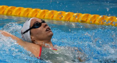 Budapeşte, Macaristan - 28 Temmuz 2017. Rekabetçi yüzücü Burian 200 m sırtüstü yüzme Katalin (Hun). Fina yüzme Dünya Şampiyonası ön ısıtır Duna Arena.