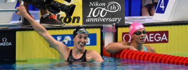 Budapeşte, Macaristan - 28 Temmuz 2017. Rekabetçi yüzücü Efimova Yuliya (Rus) ve 200m kurbağalama Final sonra Galat Bethany (ABD). Duna arenada Fina yüzme Dünya Şampiyonası düzenlendi.