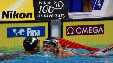 Budapeşte, Macaristan - 26 Temmuz 2017. Rekabetçi yüzücü Paltrinieri Gregorio (Ita) ve Detti Gabriele (Ita) 800m serbest Final sonra. Duna arenada Fina yüzme Dünya Şampiyonası düzenlendi.