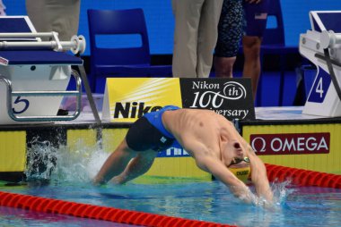 Budapeşte, Macaristan - 26 Temmuz 2017. Rekabetçi yüzücü Larkin Mitchell (Aus) karışık 4x100m Medley geçiş son. Duna arenada Fina yüzme Dünya Şampiyonası düzenlendi.