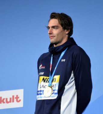 Budapeşte, Macaristan - 30 Temmuz 2017. Altın madalya Lacourt Camille (Fra), erkekler 50m sırtüstü zafer töreni. Kısa Kulvar Yüzme Şampiyonası.