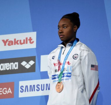 Budapeşte, Macaristan - 30 Temmuz 2017. Bronz madalya Manuel Simone (ABD) 50 m serbest kadınların zafer töreninde. Kısa Kulvar Yüzme Şampiyonası.