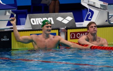 Budapeşte, Macaristan - 26 Temmuz 2017. Rekabetçi yüzücü Van Der Burgh Cameron (Rsa) ve Cordes Kevin (ABD) 50 metrede Final taşımam. Duna arenada Fina yüzme Dünya Şampiyonası düzenlendi.