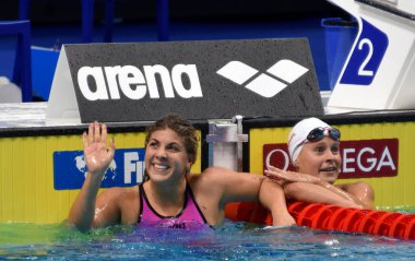 Budapeşte, Macaristan - 26 Temmuz 2017. Rekabetçi yüzücü Szilagyi Liliana (Hun) ve Van Berkel 200 m yüzme Martina (Sui) kelebek. Fina yüzme Dünya Şampiyonası ön ısıtır Duna Arena.