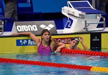 Budapeşte, Macaristan - 26 Temmuz 2017. Rekabetçi yüzücü Szilagyi Liliana (Hun) ve Pirozzi Stefania (Ita) 200 m kelebek yarı final. Duna arenada Fina yüzme Dünya Şampiyonası düzenlendi.