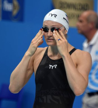 Budapeşte, Macaristan - 28 Temmuz 2017. Rekabetçi yüzücü Worrell Kelsi (ABD) 50 m kelebek yüzme önce. Fina yüzme Dünya Şampiyonası ön ısıtır Duna Arena.