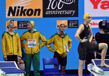 Budapeşte, Macaristan - 27 Temmuz 2017. Bayanlar 4x200m serbest son takım Avustralya (Wilson Madison, Mckeon Emma, Ngawati Kotuku, Titmus Ariarne). Kısa Kulvar Yüzme Şampiyonası Duna arenada.