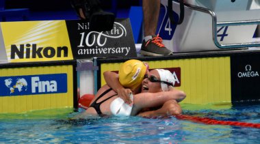 Budapeşte, Macaristan - 25 Temmuz 2017. Rekabetçi yüzücü Seebohm Emily (Aus) ve Masse Kylie Jacqueline (Can) sonra 100m sırtüstü Final. Duna arenada Fina yüzme Dünya Şampiyonası düzenlendi.