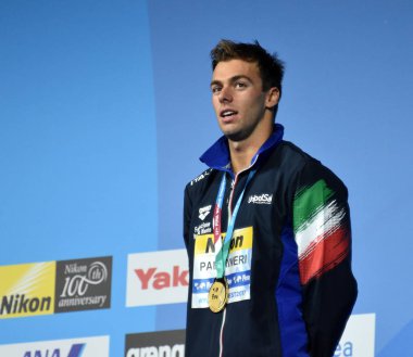 Budapeşte, Macaristan - 30 Temmuz 2017. Altın madalya Paltrinieri Gregorio (Ita) 1500m serbest erkek zafer töreninde. Kısa Kulvar Yüzme Şampiyonası.