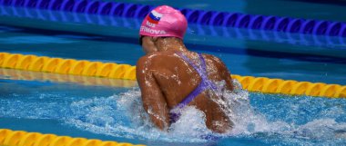 Budapeşte, Macaristan - 29 Temmuz 2017. 50 m kurbağalama yarı final rekabetçi yüzücü Efimova Yuliya (Rus). Duna arenada Fina yüzme Dünya Şampiyonası düzenlendi.