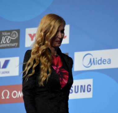 Budapeşte, Macaristan - 29 Temmuz 2017. Szabo Tunde (Hun), kadınlar 200m sırtüstü zafer töreni Olimpiyat ikincisi. Kısa Kulvar Yüzme Şampiyonası.