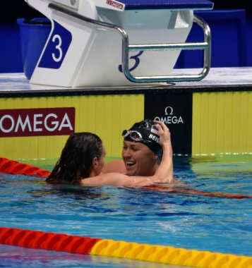 Budapeşte, Macaristan - 30 Temmuz 2017. Rekabetçi yüzücü Beisel Elizabeth (ABD) ve 400 metre bireysel karışıkta Final sonra Katinka Hosszu (Hun). Duna arenada Fina yüzme Dünya Şampiyonası düzenlendi.