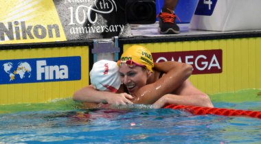 Budapeşte, Macaristan - 29 Temmuz 2017. Rekabetçi yüzücü Seebohm Emily (Aus) ve Masse Kylie Jacqueline (Can) 200m sırtüstü Final sonra. Duna arenada Fina yüzme Dünya Şampiyonası düzenlendi.
