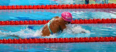 Budapeşte, Macaristan - 28 Temmuz 2017. 200 m kurbağalama Final rekabetçi yüzücü Efimova Yuliya (Rus). Duna arenada Fina yüzme Dünya Şampiyonası düzenlendi.