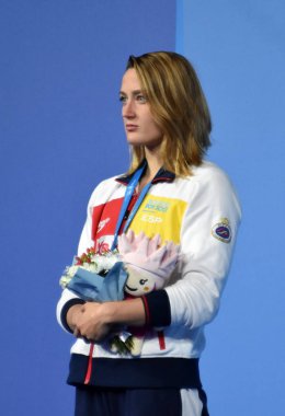 Budapeşte, Macaristan - 30 Temmuz 2017. Mireia Belmonte (Esp) kadınlar 400 m bireysel karışık zafer töreninde ikincisidir. Kısa Kulvar Yüzme Şampiyonası.