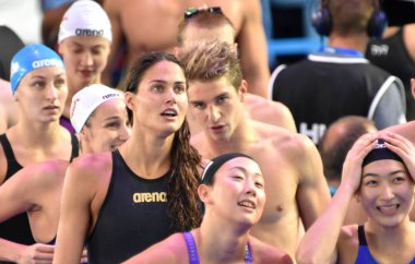 Budapeşte, Macaristan - 29 Temmuz 2017. Takım Macaristan ve karışık 4x100m serbest Final Japonya'da takım. Kısa Kulvar Yüzme Şampiyonası Duna arenada.