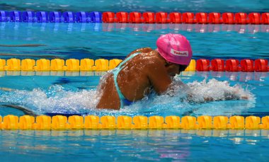 Budapeşte, Macaristan - 28 Temmuz 2017. 200 m kurbağalama Final rekabetçi yüzücü Efimova Yuliya (Rus). Duna arenada Fina yüzme Dünya Şampiyonası düzenlendi.