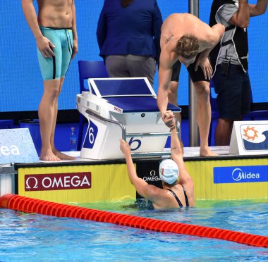 Budapeşte, Macaristan - 29 Temmuz 2017. Karışık 4x100m serbest son takım Macaristan (Bohus Richard, Verraszto Evelin). Kısa Kulvar Yüzme Şampiyonası Duna arenada.