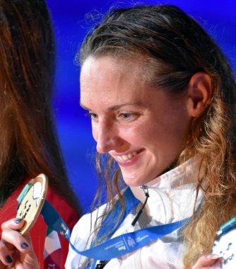 Budapeşte, Macaristan - 30 Temmuz 2017. Altın madalya Hosszu Katinka (Hun) 400m bireysel karışık kadınların zafer töreninde. Kısa Kulvar Yüzme Şampiyonası.