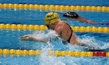Budapeşte, Macaristan - 27 Temmuz 2017. Rekabetçi yüzücü Mckeown Taylor (Aus) 200 m kurbağalama yarı final. Duna arenada Fina yüzme Dünya Şampiyonası düzenlendi.