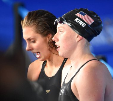Budapeşte, Macaristan - 25 Temmuz 2017. Rekabetçi yüzücü Meili Katie (ABD) ve 100m kurbağalama Final galibi Kral Lilly (ABD). Duna arenada Fina yüzme Dünya Şampiyonası düzenlendi.