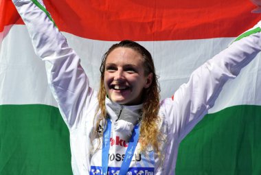 Budapeşte, Macaristan - 30 Temmuz 2017. Altın madalya Hosszu Katinka (Hun) 400m bireysel karışık kadınların zafer töreninde. Kısa Kulvar Yüzme Şampiyonası.