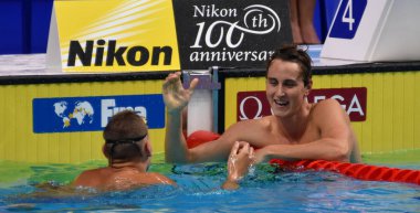Budapeşte, Macaristan - 26 Temmuz 2017. Rekabetçi yüzücü Mcevoy Cameron (Aus) ve Dressel Caeleb Remel (ABD) 100m serbest yarı final. Duna arenada Fina yüzme Dünya Şampiyonası düzenlendi.