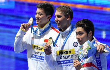 Budapeşte, Macaristan - 27 Temmuz 2017. Wang Shun (Chn), Hagino Kosuke (Jpn) ve kazanan Kalisz Chase (ABD), Erkekler 200m bireysel karışık zafer töreni. Kısa Kulvar Yüzme Şampiyonası.
