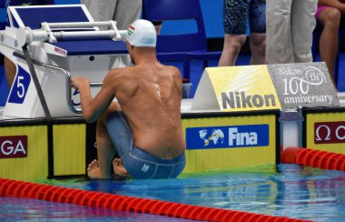 Budapeşte, Macaristan - 26 Temmuz 2017. Rekabetçi yüzücü Balog Gabor (Hun) karışık 4x100m karışık bayrak yüzme. Fina yüzme Dünya Şampiyonası ön ısıtır Duna Arena.