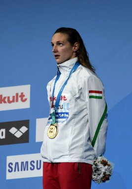 Budapeşte, Macaristan - 30 Temmuz 2017. Altın madalya Hosszu Katinka (Hun) 400m bireysel karışık kadınların zafer töreninde. Kısa Kulvar Yüzme Şampiyonası.