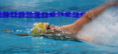 Budapeşte, Macaristan - 25 Temmuz 2017. Rekabetçi yüzücü Larkin Mitchell (Aus) 100m sırtüstü Final. Duna arenada Fina yüzme Dünya Şampiyonası düzenlendi.